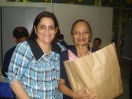 Dona Rai recebe cesta junina da Márcia Rejane, diretora da Ascom