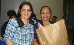 Dona Rai recebe cesta junina da Márcia Rejane, diretora da Ascom