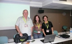 Professora Ana Cláudia (ao centro) em evento na França