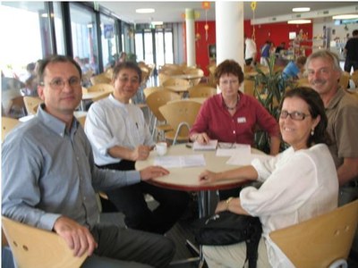 Integrantes da mesa se preparam para o debate