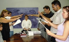 Professores empossados fazem juramento do código de ética do servidor