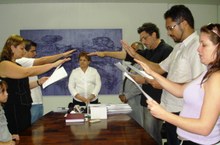Professores empossados fazem juramento do código de ética do servidor