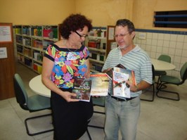 Professor de Comunicação debate e doa livros para o Campus do Sertão