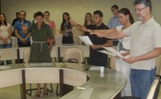 Empossados lêem o termo de posse