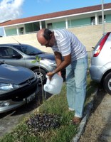 De olho no futuro, professor planta árvores em frente ao ICBS