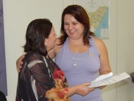 Eveline Lucena recebe da vice-reitora Rachel Rocha o termo de posse