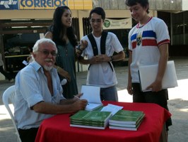 Professor do COS lança livro abordando Teorias da Comunicação