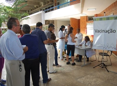 Servidores aguardam na fila para serem imunizados