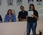 Cristina Silva lê o Código de ética do Servidor na cerimônia