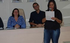 Cristina Silva lê o Código de ética do Servidor na cerimônia