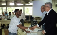 O conselheiro Tiago Cruz recebe os parabéns do reitor