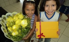 Crianças prestam homenagem a ex-diretora