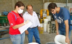 O técnico auxilia nas pesquisas dos estudantes do Ctec