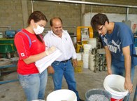 O técnico auxilia nas pesquisas dos estudantes do Ctec