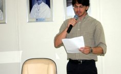 Rodrigo alves, empossado assistente administrativo, lê termo de posse