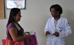 A placa na parede homenageia a servidora