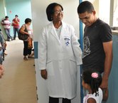 A servidora trata com alegria e respeito os pacientes do HU