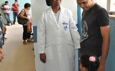 A servidora trata com alegria e respeito os pacientes do HU