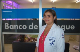 Servidora busca doadores voluntários para hemocentro do HU