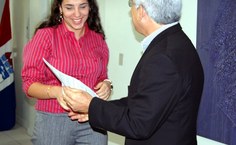 Raphaela está feliz com a oportunidade de trabalhar onde estuda