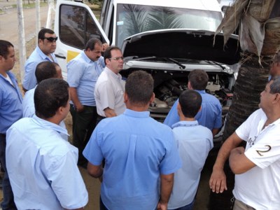 Motoristas receberam orientação de representante da Mercede-Bens