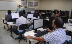 Professor Renato interage com os alunos