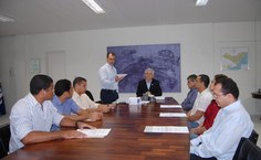 O diretor-geral do DAP, Frederich Duque Ebrahim, apresenta os termos de posse para os novos servidores