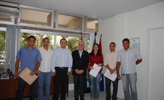 Reitor ao lado dos novos servidores da Universidade Federal de Alagoas