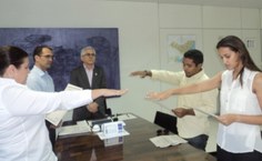 Servidores e representante fazem o juramento