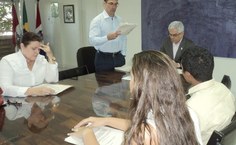 Frederich Duque Ebrahim, do Dap, faz a leitura do termo de posse