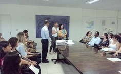 vice-reitora cumprimentou e tirou fotos com todos os empossados