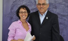 Claudia Mura é recepcionada pelo reitor, antes de iniciar suas atividades no ICS