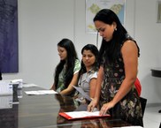 Mirelly Sarmento representa os nomeados em leitura do termo de ética da instituição