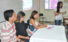 A aluna Emanuelle Rodrigues explica as regras da coletiva