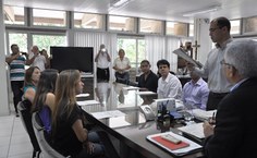 Durante a leitura do termo de posse, familiares aproveitaram para registrar o momento