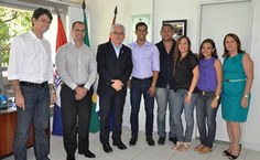 Reitor posa ao lado dos novos servidores da Ufal