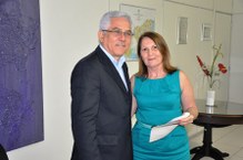 Rosilda Ribeiro Marques, mãe da servidora Roberta Ribeiro Brandão, ao lado do reitor Eurico Lôbo