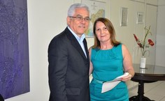 Rosilda Ribeiro Marques, mãe da servidora Roberta Ribeiro Brandão, ao lado do reitor Eurico Lôbo