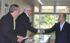 Conselheiro Alan Helton, indicado pelo Conselho Regional de Administração, cumprimenta o reitor