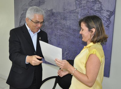 Reitor entre termo de posse à nova servidora Maria de Lourdes Ribeiro da Silva | nothing