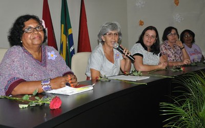 Sílvia Cardeal participa da mesa, entre a professora Maria Aparecida Oliveira e Rachel Rocha | nothing