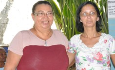 Nair e sua colega de trabalho, Débora Santos, com quem dividiu o balcão de informações por três anos