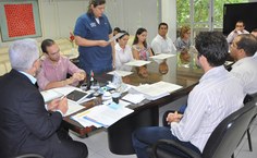 Lucas Meili representa empossados e lê termo de ética