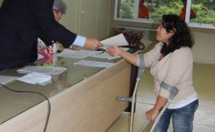 Reitor cumprimenta os novos servidores e entrega os termos de posse