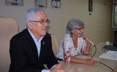 Silvia Cardeal, ao lado do reitor, parabeniza os servidores pela conquista