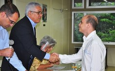 João Roberto fala ao reitor de sua satisfação em retornar à Ufal como servidor