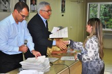 Laura recebe as boas-vindas do reitor Eurico Lôbo