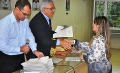 Laura recebe as boas-vindas do reitor Eurico Lôbo