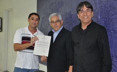 Professor Marcos Braga entrega termo de posse a Laelson Vilela, assistente em administração