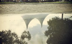 Detalhes interessantes como a tenda estudantil no espelho d'água